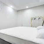 Stylish 2Br Elissa Apartment In City Center