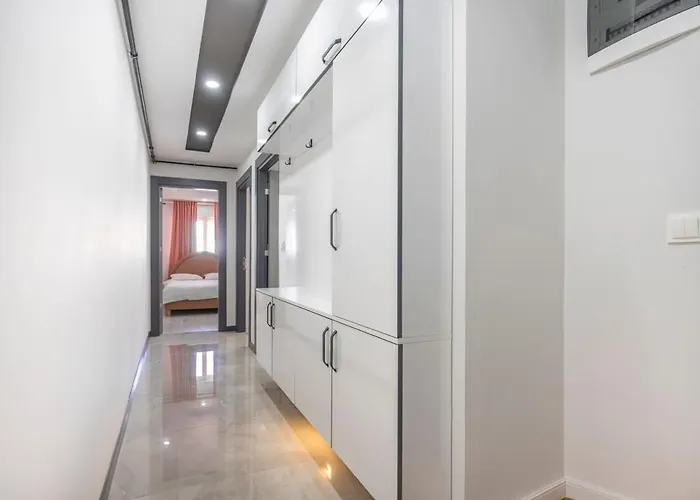Stylish 2Br In City Center & Elissa